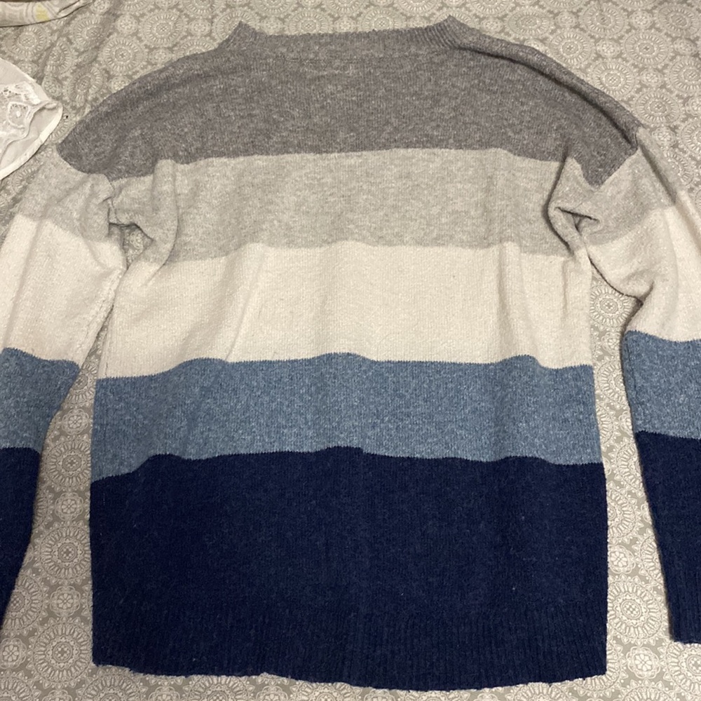 sweater - Picture 5 of 5